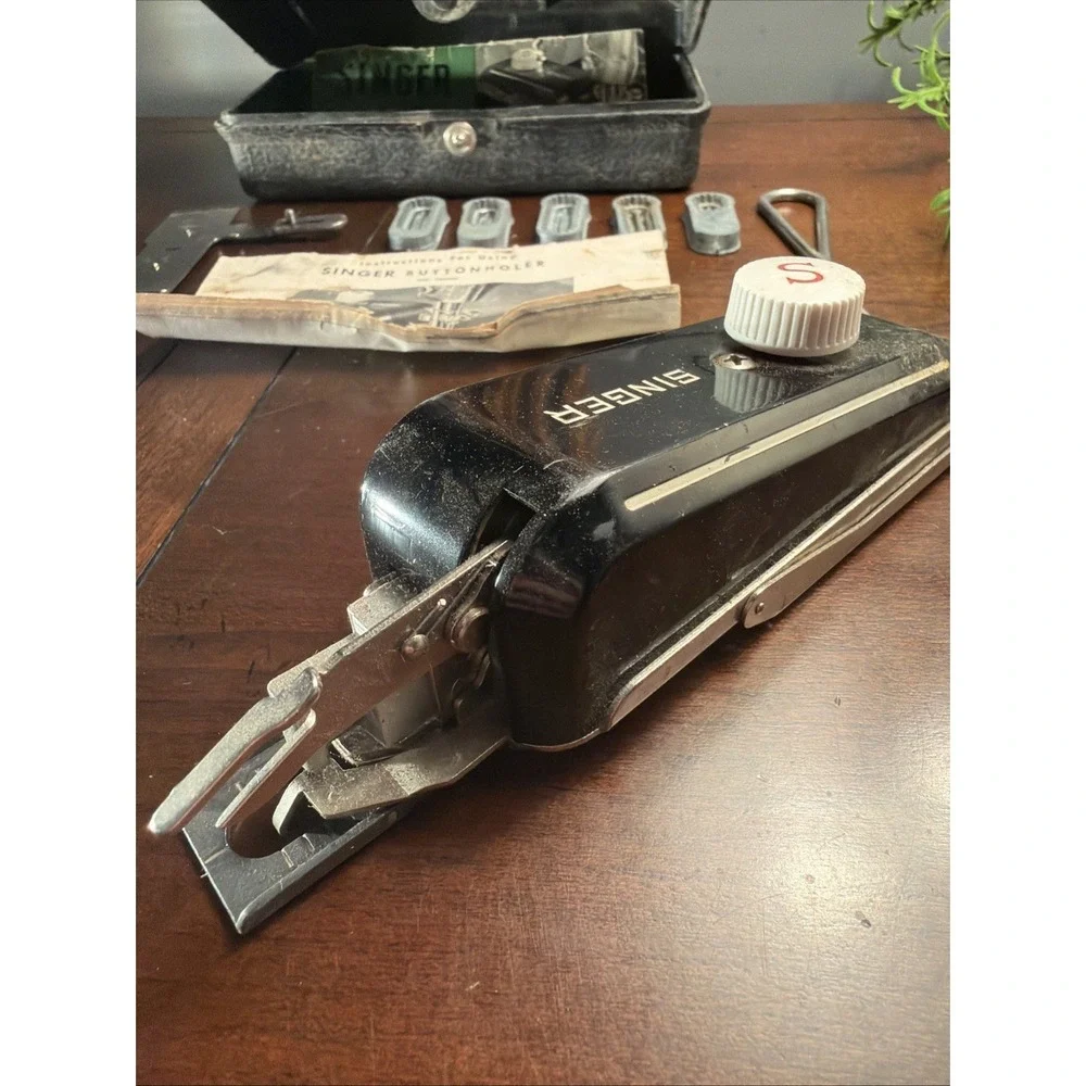 Singer Sewing Machine Low Shank Buttonholer Attachment 160506 with Templates Set